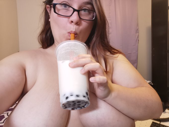 Trying bubble tea for first time. PS I'll prolly be on in ~1 hr https://t.co/CbFea5ox77