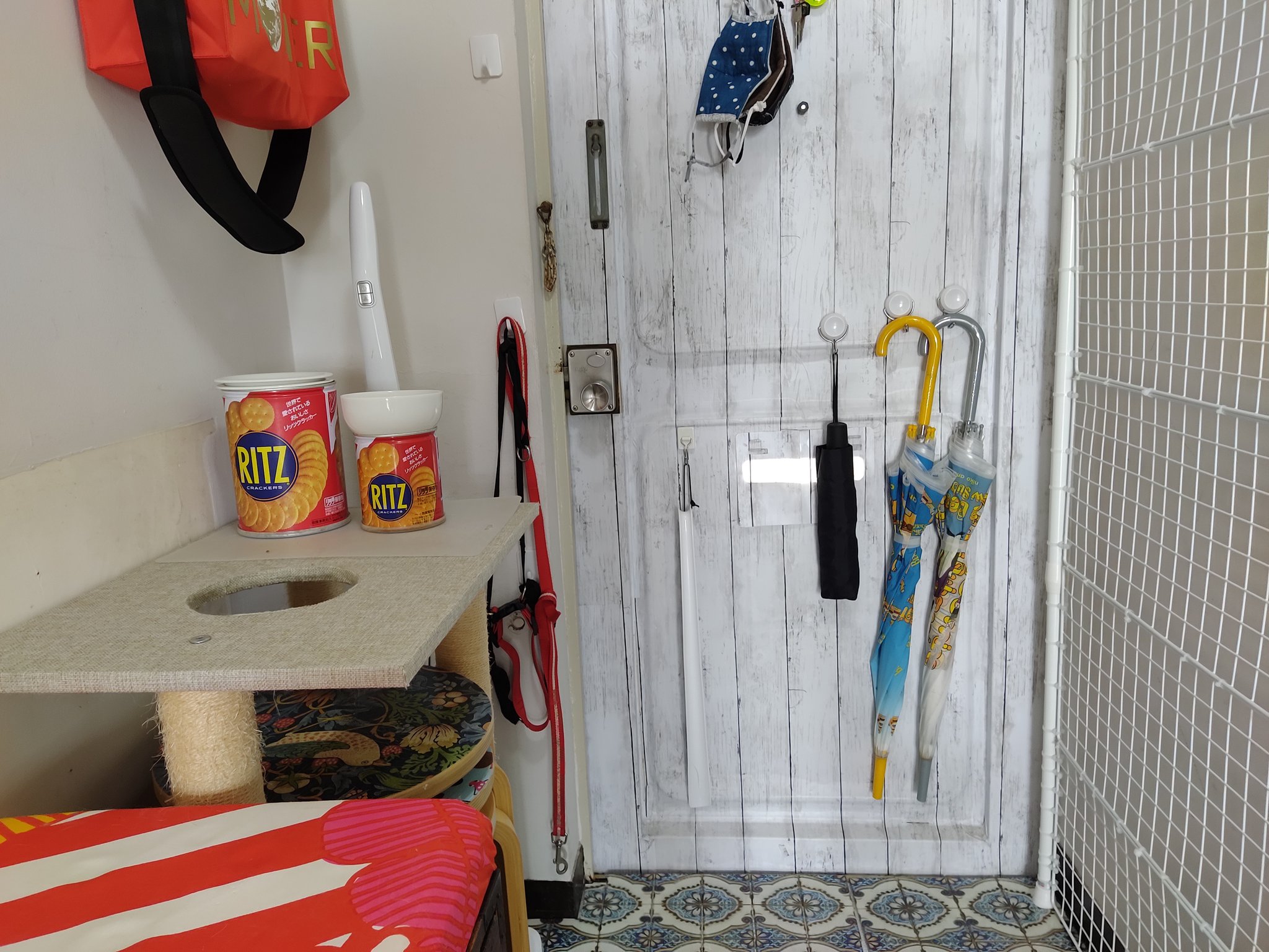 ていない 大木奈ハル子 本が出ました 玄関前スペース 犬が来たので 散歩バッグやリードをひっかけてます 時代タンスの上にカットしたマットレスを敷いてベンチにしてます ドアはダイソーリメイクシートを貼って 強力磁石フックで傘とマスクと鍵