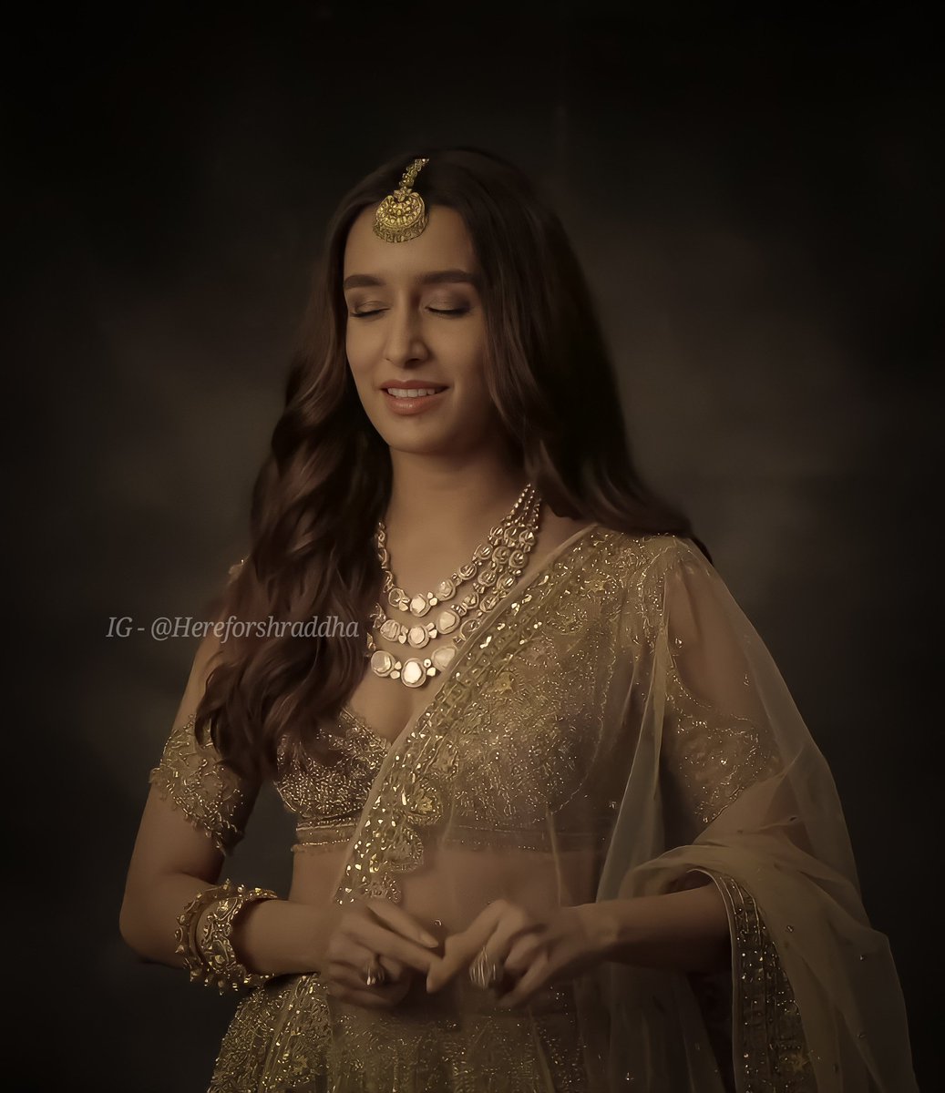 here4shraddha's tweet photo. Behind the shoot of #ShraddhaKapoor for @falgunishanepea 's magazine cover ❤️✨
#falgunishanepeacockindia #falgunishanepeacock #thepeacockmagazine #falgunipeacock #shanepeacock #shraddhakapoor #avinashgowariker  #Hereforshraddha #shraddhakapoor #icw2020 https://t.co/p7m8C6yETi
