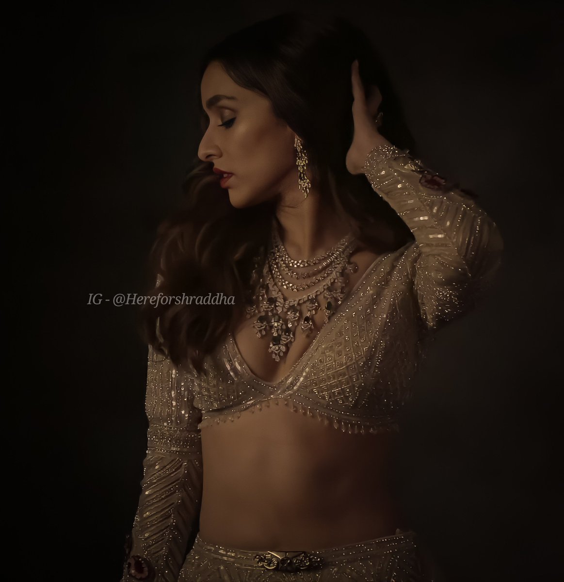 here4shraddha's tweet photo. Behind the shoot of #ShraddhaKapoor for @falgunishanepea 's magazine cover ❤️✨
#falgunishanepeacockindia #falgunishanepeacock #thepeacockmagazine #falgunipeacock #shanepeacock #shraddhakapoor #avinashgowariker  #Hereforshraddha #shraddhakapoor #icw2020 https://t.co/p7m8C6yETi