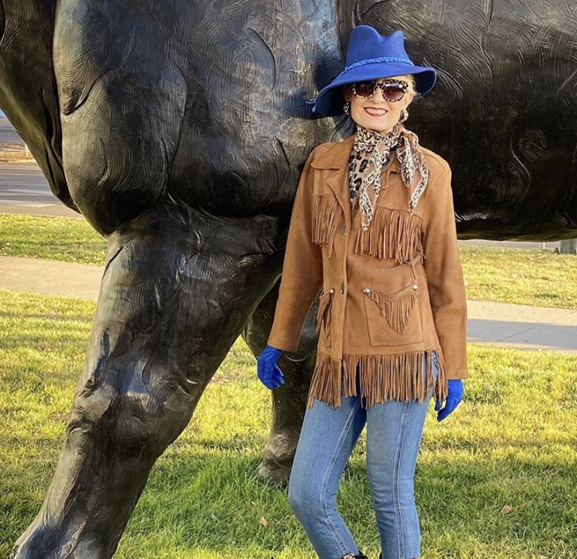 cjmillinery's tweet photo. Some more fabulous photos of @stylecrone modelling my Sapphire Trilby @denverartmuseum earlier this week! Loving the whole cowgirl look! Just incredible 😍😍😍 #stylecrone #carriejenkinsonmillinery #denverstyle #denverfashion #hats #trilbys #cowgirl https://t.co/2G4R1gtImB