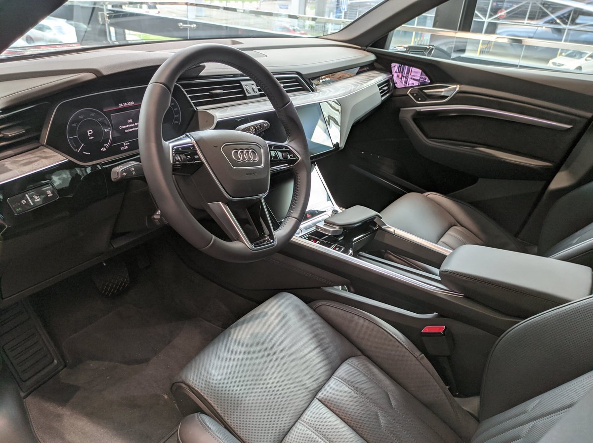 Революция электромобилей не стоит на месте. На фото Audi E-tron.

У дилеров в Москве стали появляться анонсированные в 2018-2019 году городские кроссоверы электрокары Audi E-tron.