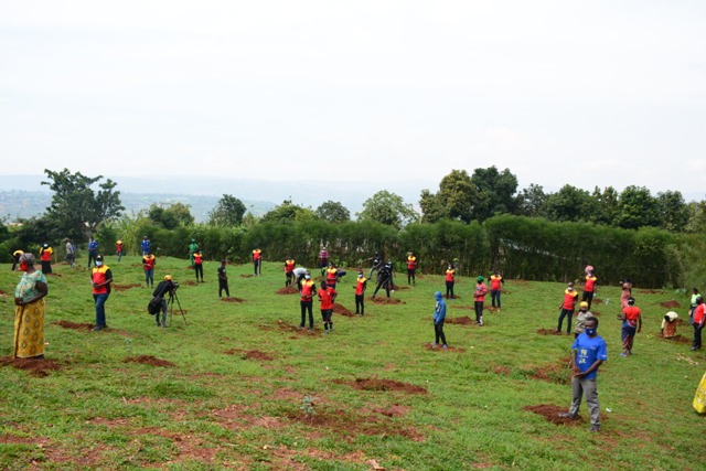 Nyarugenge's tweet photo. Today DHLRwanda planted 1,000 Fruit trees &amp; paid  health Insurance for families of Karama Village According to Julie Mutoni Country Manager this act is in line with the company's mission of connecting people ,improving lives and making a positive impact on the world @DHLAfrica https://t.co/87Mu6gq0f5