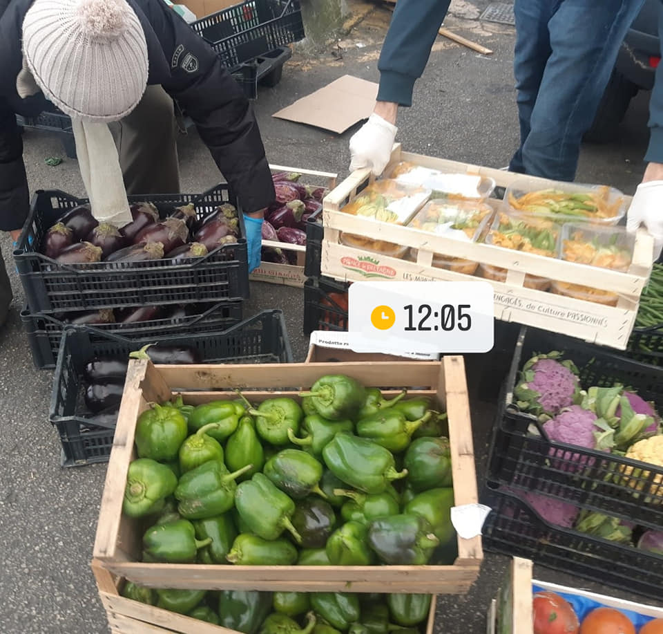 Cantiere's tweet photo. Dopo il recupero delle eccedenze dell'Ortomercato ieri x salvare frutta e verdura dallo spreco della grande distribuzione, oggi le #StaffettediMutuoSoccorso vi aspettano a @sms_milano x il Banco di #MutuoSoccorso e #consegnesolidali! #paccosolidale #staffette https://t.co/KKv39cHufl