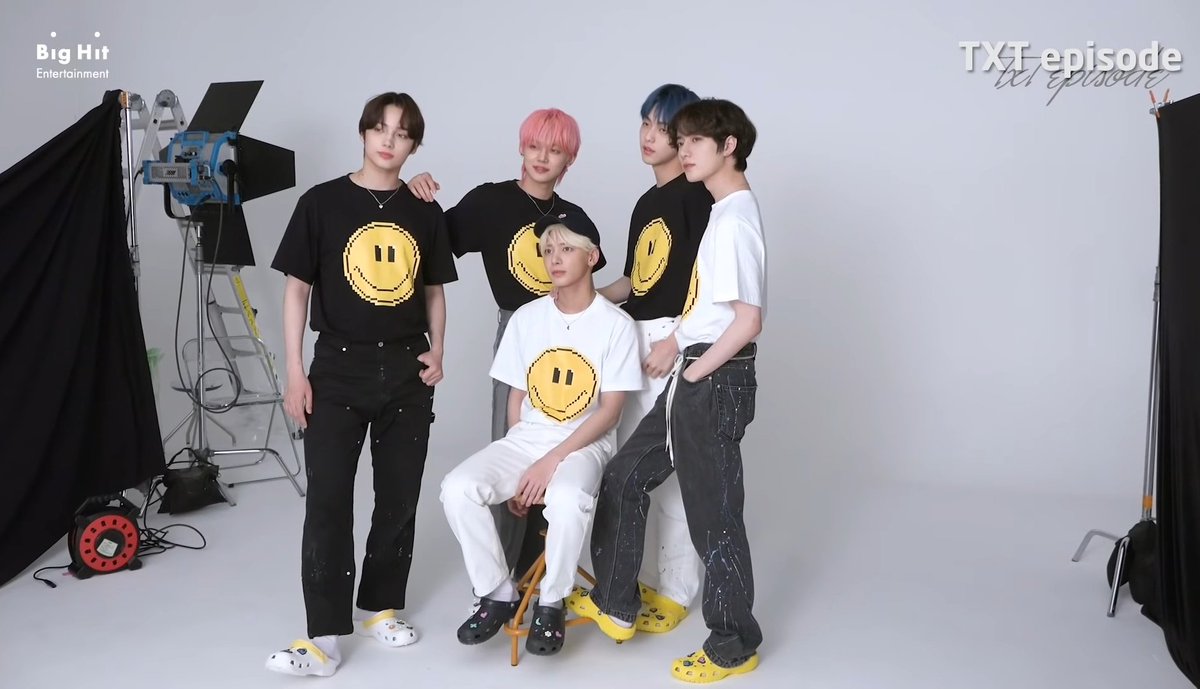 TXTRussia's tweet photo. [ЭПИЗОД] TXT (투모로우바이투게더) BLUE HOUR UNIFORM Photo Shooting Sketch
https://t.co/gtMCoWATCZ https://t.co/lcXls10N1e