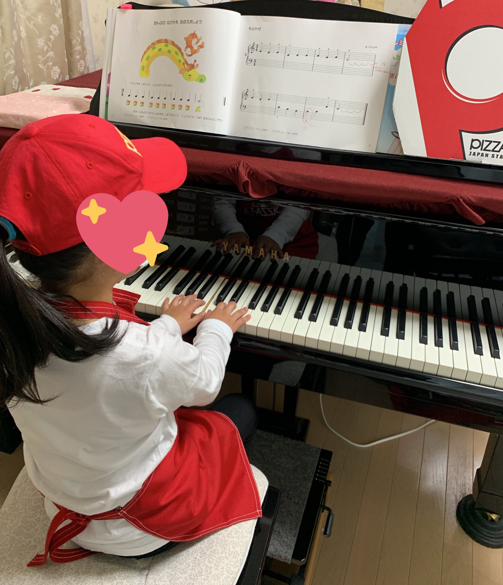 大田原市リトミックとピアノ教室 そなれ音楽教室 小学1年生のyちゃん ピザーラの店員さんになって来てくれました 可愛いすぎです ピザーラの店員さんになっても しっかりレッスンです 楽しかったね 大田原市ピアノ教室 ピアノ教室