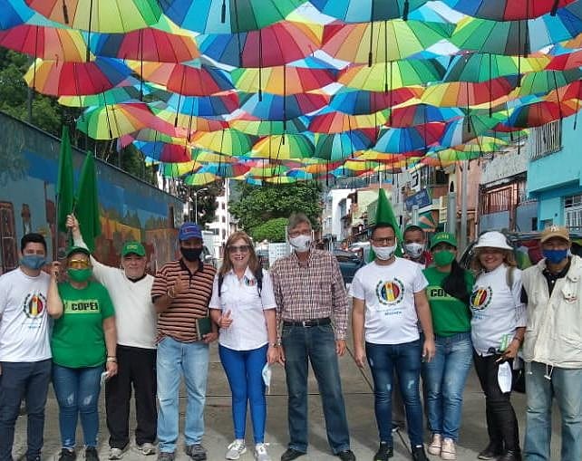 merida_copei's tweet photo. Henri Contreras, acompaña a María Eugenia Febres Cordero y Valentina Araujo candidatos a Diputados a la Asamblea Nacional por la Alianza Democrática,  en contacto directo con los electores. Paseo los paraguas, el teleférico. Mérida.
La pelea es votando!
VOTA VERDE!!💚 https://t.co/klEXnIcxXx