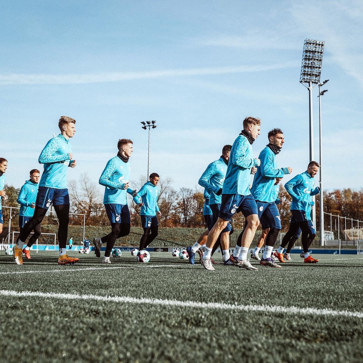 knappenschmiede's tweet image. #ThrowbackYesterday ✌️📸
#U23 @S04 training session 💪

Mit dabei: Luca #Schuler, Brooklyn #Ezeh, Florian #Flick und Leonardo #Scienza 

#schmiede | 🔵⚪️ | #S04