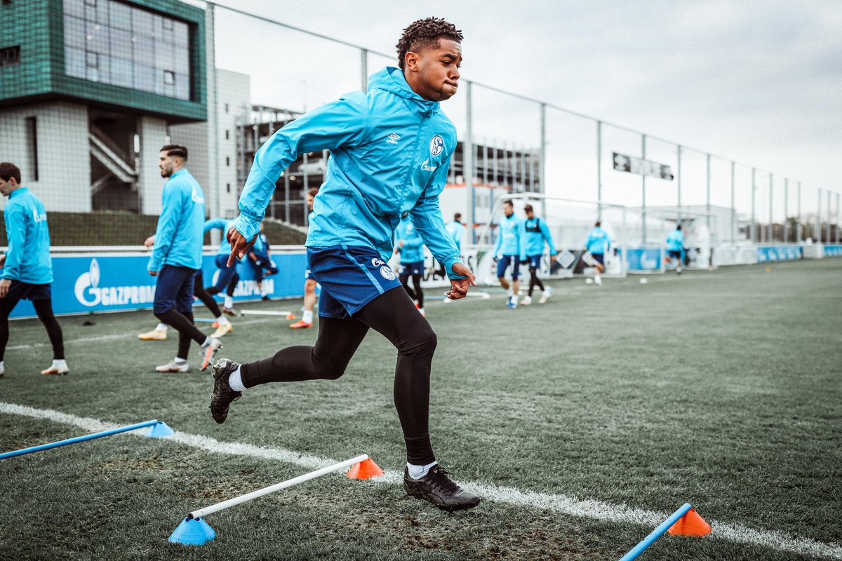 knappenschmiede's tweet image. #ThrowbackYesterday ✌️📸
#U23 @S04 training session 💪

Mit dabei: Luca #Schuler, Brooklyn #Ezeh, Florian #Flick und Leonardo #Scienza 

#schmiede | 🔵⚪️ | #S04