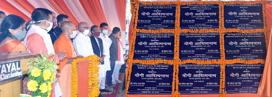 myogiadityanath's tweet photo. निर्धनों के जीवन में खुशहाली लाना ही दीपावली की सार्थकता है।

"सबका साथ-सबका विकास-सबका विश्वास" के मंत्र पर चलते हुए हम विकास की योजनाओं का लाभ सभी को पहुंचाने हेतु दृढ़ संकल्पित हैं।

इस प्रक्रिया में क्रम आगे-पीछे हो सकता है किन्तु समाज का एक भी व्यक्ति इससे वंचित नहीं रहेगा। https://t.co/0C3v2yMmF3
