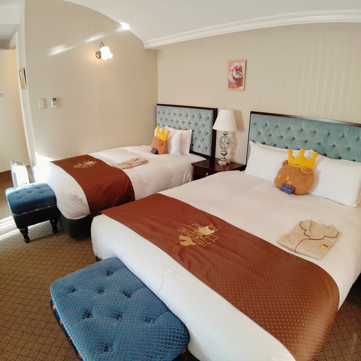 kamo_poire's tweet photo. 本日はホテルケーニヒスクローネ神戸に宿泊。
お部屋はスーペリアツインルーム。
広くて快適！
くまポチくんがかわいい☺️
#ホテルケーニヒスクローネ 
#神戸
#THETAのある生活 
#RICOHTHETA
#THETASC https://t.co/UwDkQcUD0x
