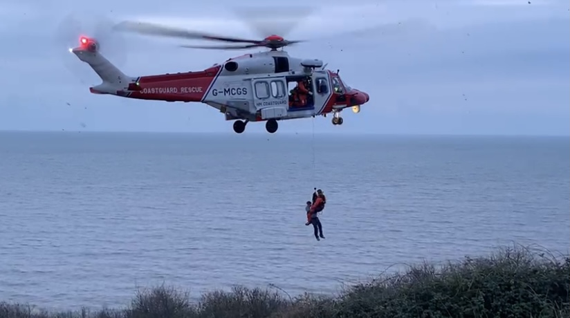 HMCGLymeRegis's tweet photo. Callout#73 13/11/20 @ 1521
Tasked alongside #WestBayCG & @LymeRegisRNLI to walker who had become stuck 35m up a cliff after becoming cut off by tide. Due to inaccessible location, coastguard helicopter winched casualty to the safety of cliff top. #999Coastguard #KnowYourTides https://t.co/24L0L5mrEd