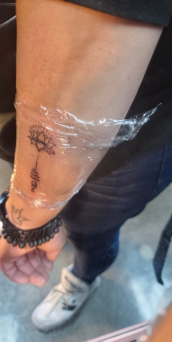 RagingFenix's tweet photo. When you get a new tattoo and your husband says "I don't know what the squiggly line under the aloe vera plant is" 🤣🤣🤣🤣 #girlswithtattoos https://t.co/XWfBCbUbOK