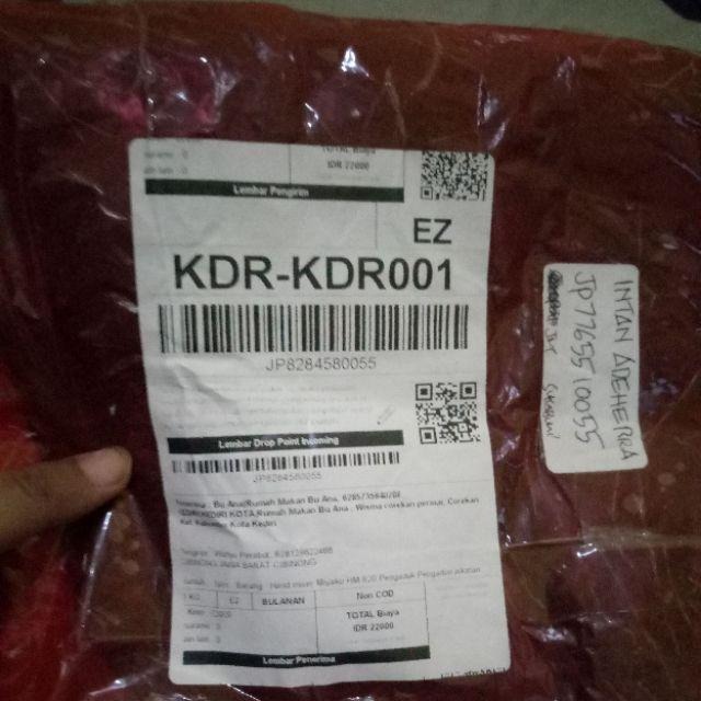 bonkhz's tweet photo. @jntexpressid Mohon di cek , karena resi saya adalah benar "JP8284580055", sedangkan di paket tersebut ada resi lain yang tulisannya JP7765510055. Konsumen saya marah2 krn barang tidak sesuai. https://t.co/QnpuU1c2lx