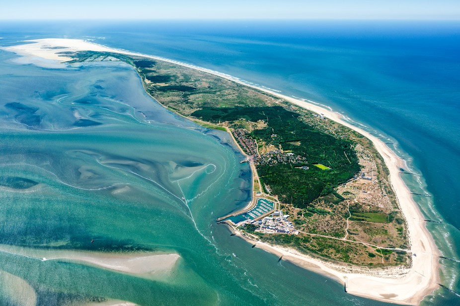 Lees hier het verhaal bij deze schitterende foto! Over hoe VSV uit Vlieland geen kantine, dug-out of punten heeft, maar wel een grote toewijding om de pioniersvereniging tot een succes te maken. (PRO) vi.nl/pro/de-laatste…