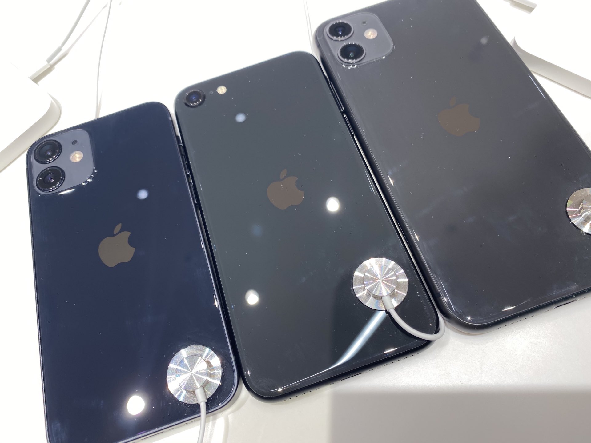 B Park Lt 同じブラックでも機種で変わります Gt 左からiphone12 Mini Iphone Se第二世代 Iphone11です Iphone12の黒が一番濃いです ブルーではないです Iphone12のレッド ホワイトも新しいカラーになってます ぜひお店に見にきてくださいね