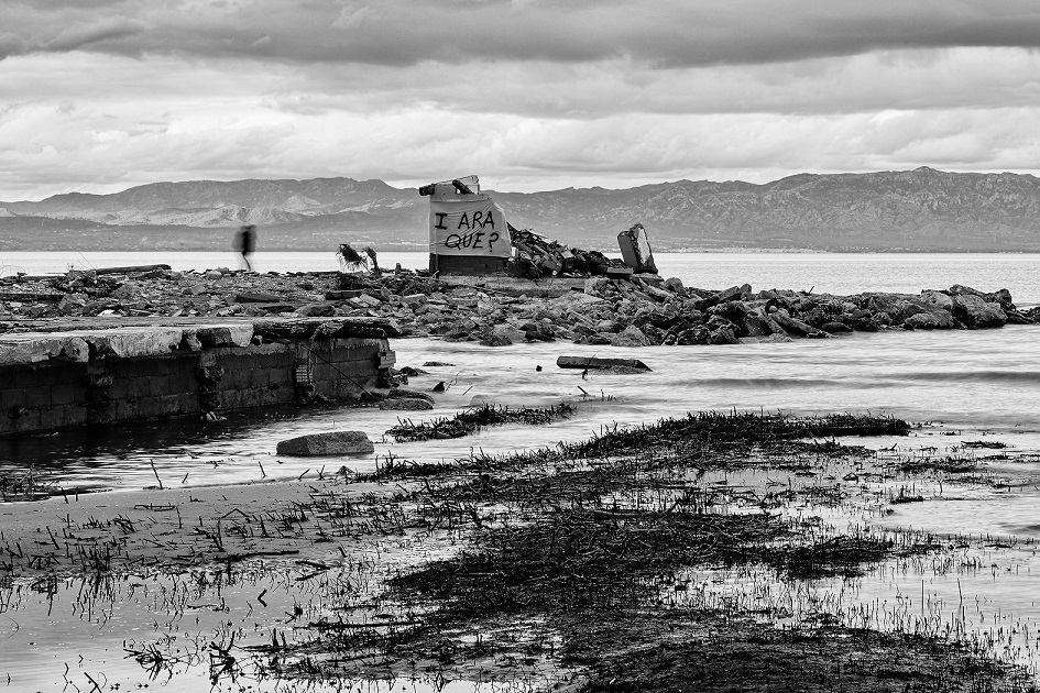 fetatarragona's tweet photo. Avui és un bon dia per veure 'Gloria. I ara què?' al @MAMTarragona 

Mostra col·lectiva de 6 fotògrafs @photokm0 #Tarragona #Fotografia sobre impacte temporal al Delta de l'Ebre

Nosaltres l'hem visitada amb dos dels seus autors. 

Article @bielroquet 

https://t.co/j3FPWgsAuj https://t.co/Td6sgdx1Jh
