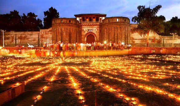 Also called the Festival of Lights, Diwali or Dipvawali, per dialect, it marks the spiritual victory of light over darkness, of one of Hindu’s main gods.A joyous but cacophonous festival, it starts with solemn temple activities & prayers. Funny, most don’t participate in these!