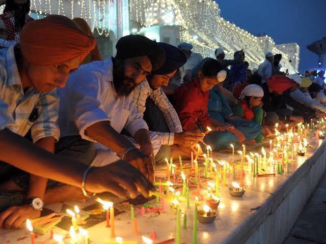 Also called the Festival of Lights, Diwali or Dipvawali, per dialect, it marks the spiritual victory of light over darkness, of one of Hindu’s main gods.A joyous but cacophonous festival, it starts with solemn temple activities & prayers. Funny, most don’t participate in these!