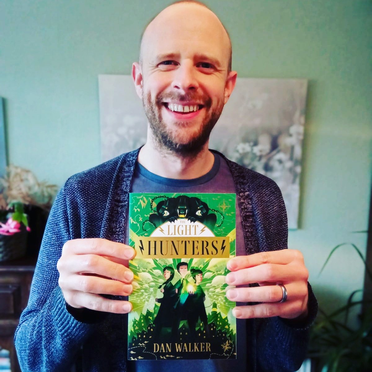 sky_thieves's tweet photo. 📢 BOOK GIVEAWAY It's been a tough year for everyone, so let's do a giveaway. To win a signed copy of ⚡ The Light Hunters ⚡ simply LIKE and RETWEET this tweet and three lucky winners will be selected at random. Good luck!

Ends midnight 18/11. UK only #competition #win #mglit https://t.co/KPsDvN7tok