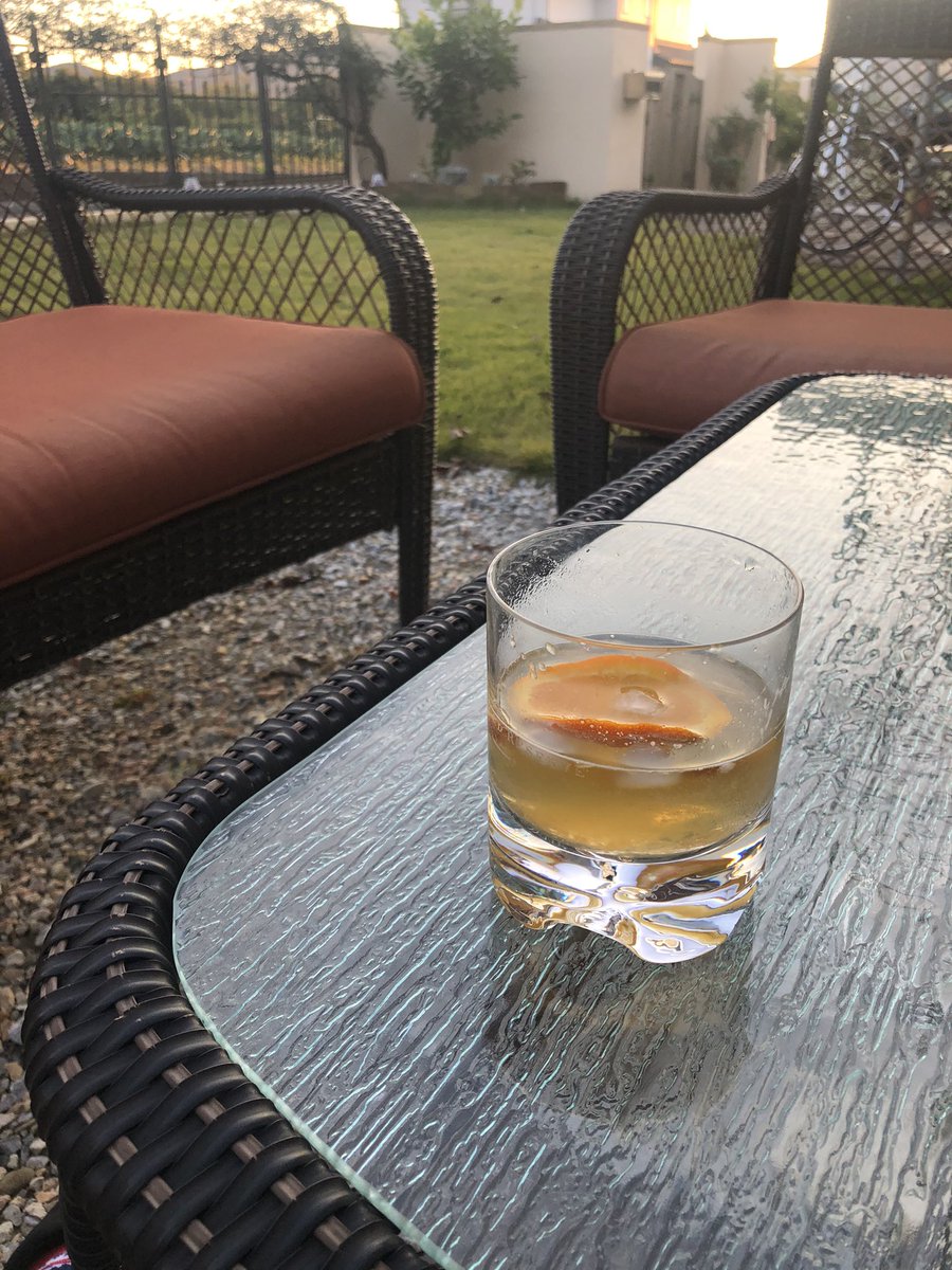 u39sinat's tweet photo. 風が弱く心地よい夕方。
庭でのんびりと一杯ウイスキー🥃 https://t.co/vNea1M3aR2