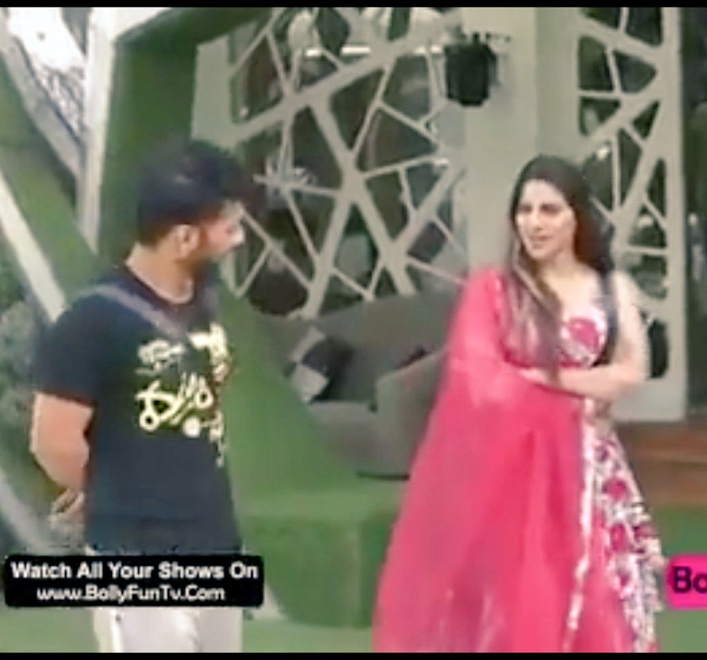 haniaa_here's tweet photo. Nikki: WTH is this Jail?
Rahul: Idhar aa, Pls baby, Plss darling a Tou Achi lagi hi usme๐๐
Nikki: Nhe Kar yar, Jou Kuch nhe Kar Raha usko Dal naa๐ฅบ๐ฉ๐
These two look very cute AF & funny together.๐๐คฃ๐คฃโฅ๏ธ
#TamboRa #RaNikk #NikkiTamboli #RahulVaidya #BB14 @ColorsTV https://t.co/6PfhaM2ofb