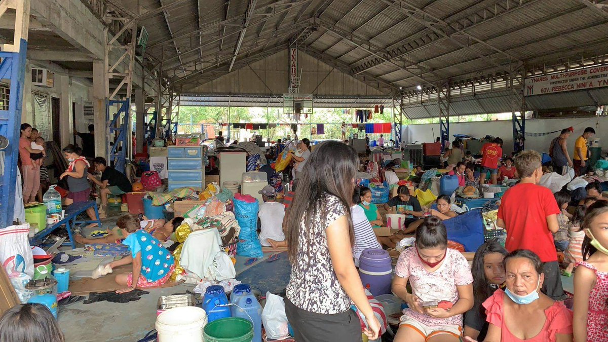 VivoreeU's tweet photo. Nasa location na po ang Vlievers volunteers natin nagseset up n po sila pra maiabot na ang mga pagkain..

#UlyssesPH https://t.co/bLcVSFoQa5