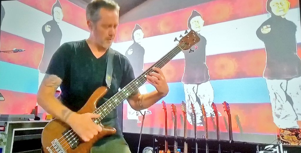 AdrianVee777's tweet image. P-Nut's bass playing on the 311 Music album is epic AF. #311Rocks
#30Yearsof311