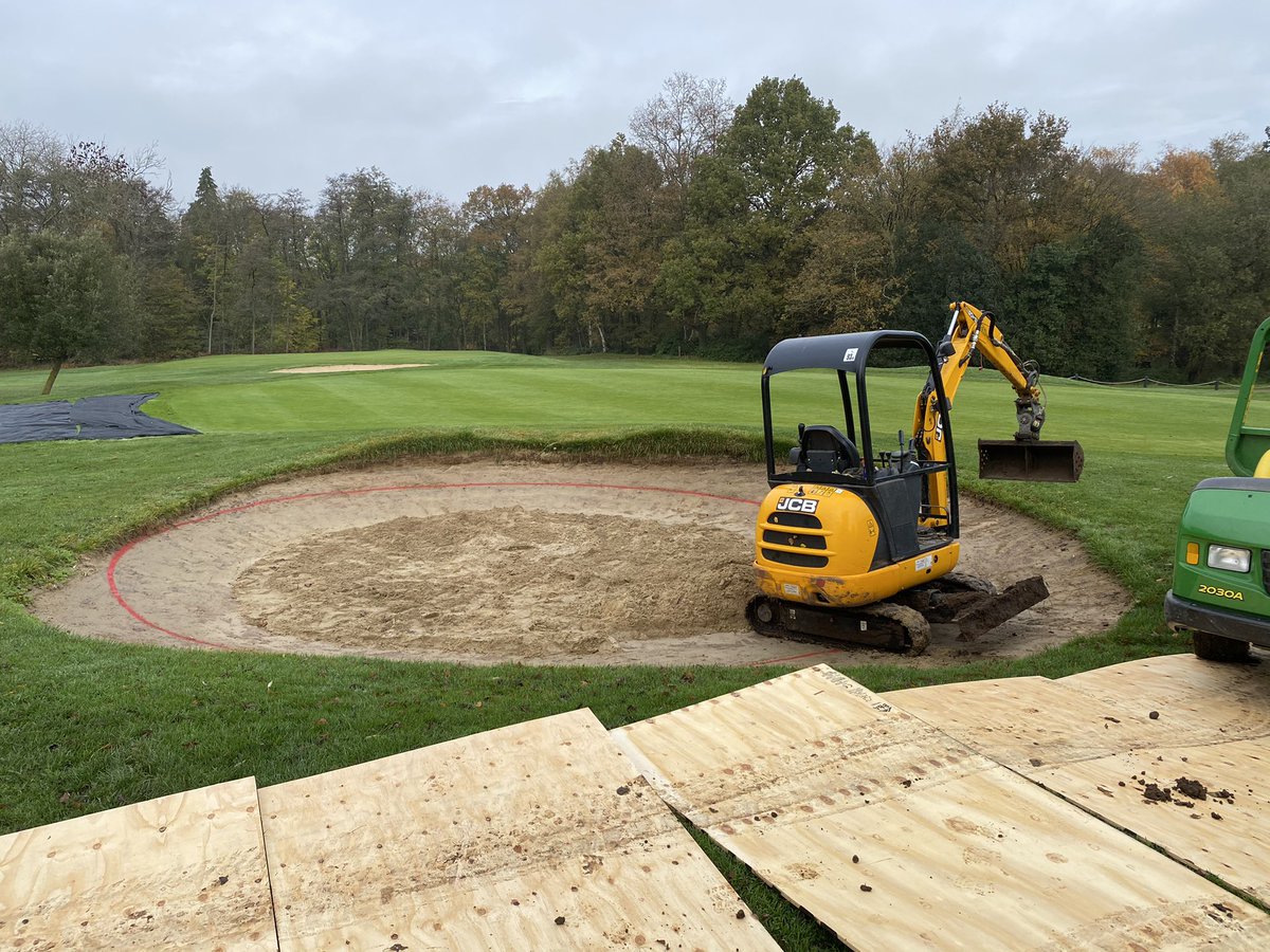 BGGCgreenkeeper's tweet photo. So it’s been a challenging week but a good start on the bunkers on the 9th great work by the team @BrickendonGolf @GHewitt0807  @EcoBunkerLtd @EcoBunkerDarren https://t.co/vxnKg6iN2o