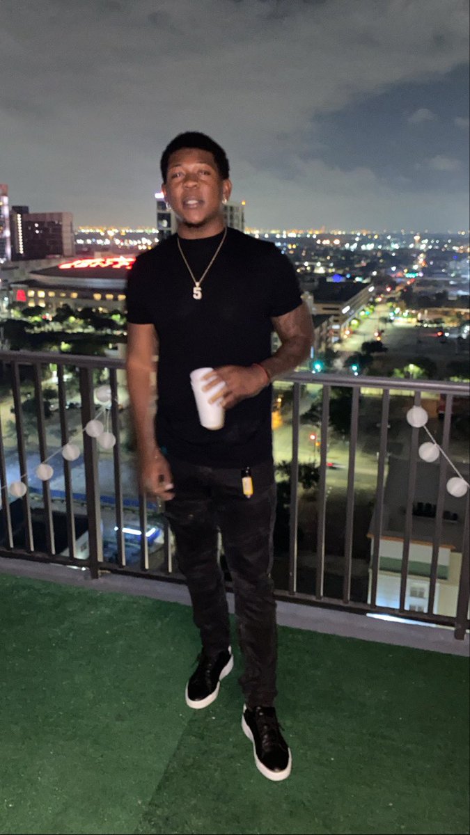 trvll5_'s tweet photo. what’s poppin 5? https://t.co/HdPOVeJ2hZ