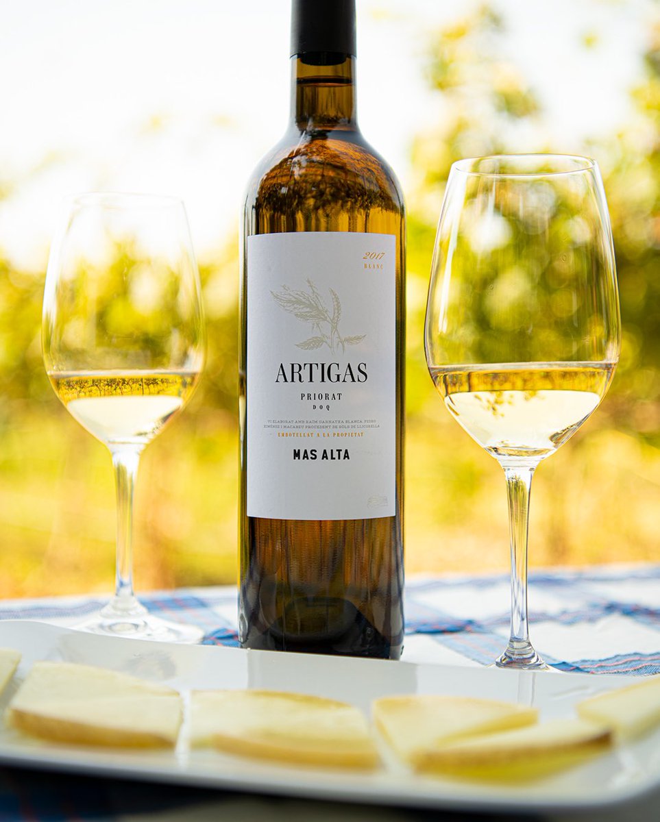 Mas Alta nació en 1999 en el pueblo de La Vilella Alta en el Priorat. Artigas Blanc 2017 es un delicioso blanco elaborado con garnacha blanca, pedro ximénez y macabeu con un leve paso por barrica. Refinado, suave y muy versátil #vinodeldía bit.ly/2SKZOHh