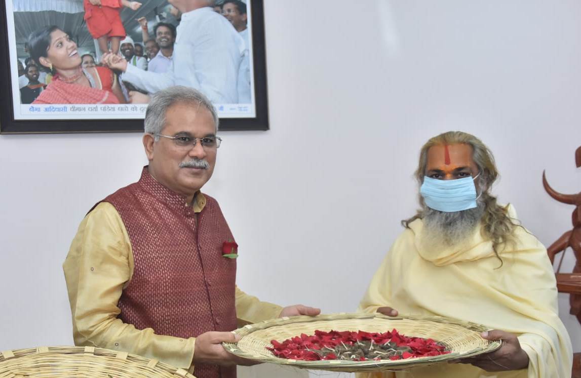bhupeshbaghel's tweet photo. दीपज्योति: परब्रह्म: दीपज्योति: जनार्दन:।
दीपोहरतिमे पापं संध्यादीपं नामोस्तुते।।
शुभं करोतु कल्याणमारोग्यं सुखं सम्पदां।
शत्रुवृद्धि विनाशं च दीपज्योति: नमोस्तुति।।

चंदखुरी स्थित माता कौशल्या मंदिर प्रांगण में आज शाम छत्तीसगढ़ के 36 गढ़ों के प्रतीक स्वरूप 100-100 दीये जलेंगे। https://t.co/k7WP5qXtjH