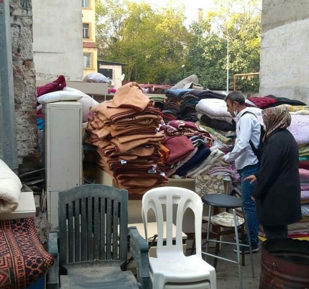 Deprem yardımlarını bit pazarında
sattılar!
Evsiz yurttaşlara dağıtılan battaniye, yatak ve yorganlar Basmane'deki ara sokaklarda satışa çıktı. <a href="/KonakBel/">Konak Belediyesi</a> Zabıta Ekipleri, üzerinde AFAD etiketi bulunan çok sayıda battaneyiye el koydu. <a href="/AFADBaskanlik/">AFAD</a> <a href="/Gazete9Eylul/">9 Eylül Gazetesi</a> <a href="/YeniBakis35/">Yeni Bakış Gazetesi</a>