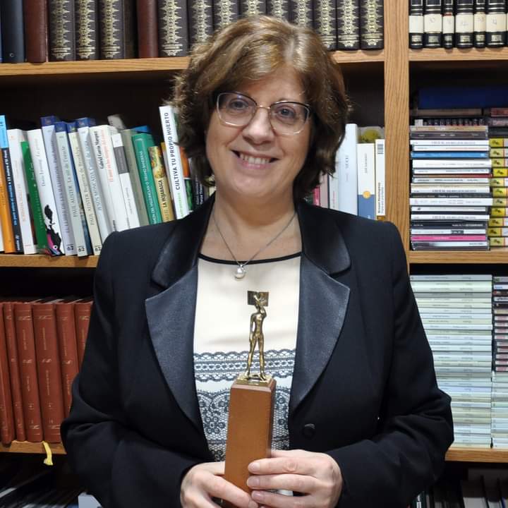 BibianaCollado's tweet photo. Carme Rufino va ser professora meua a l'institut IES Jaume I de Borriana. 
Molts alumnes recordem les seues classes. 
Hui estem d'enhorabona.
És la guanyadora del XV PREMI DE POESIA IBN HAFAJA per "La gerra d’Hècabe" dins dels Premis Literaris Ciutat d'Alzira.
#PLCA2020 https://t.co/juG9a6yogN