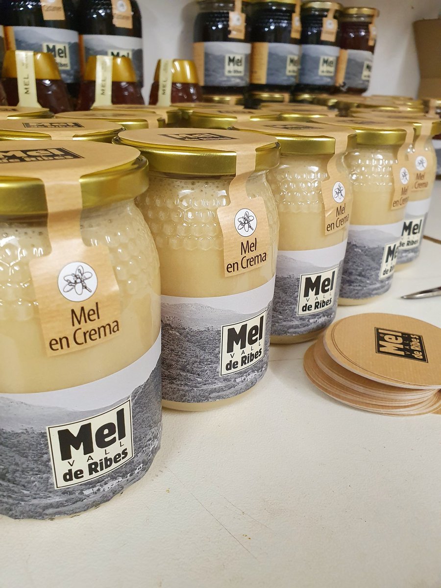 Mel crema. Aquesta és una nova proposta de la casa, es tracta d'una mel que un cop presa l'hem batut per tal de trencar els cristalls i aconseguir d'aquesta forma una textura cremosa i untable. Proveu-la, no us deixarà indiferents!
melderibes.cat
#melcrema #melcrua