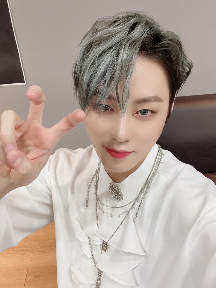 [☁]
⠀
all day and night🎶
응원해주는 하늘 덕분에
오늘도 성공적인 항해를 마친 구르미‼️
⠀
남은 하루 행복하게 보내고
내일도 함께해요 💜💙💛
⠀
#하성운
#HASUNGWOON
#MIRAGE
#그섬_ForbiddenIsland