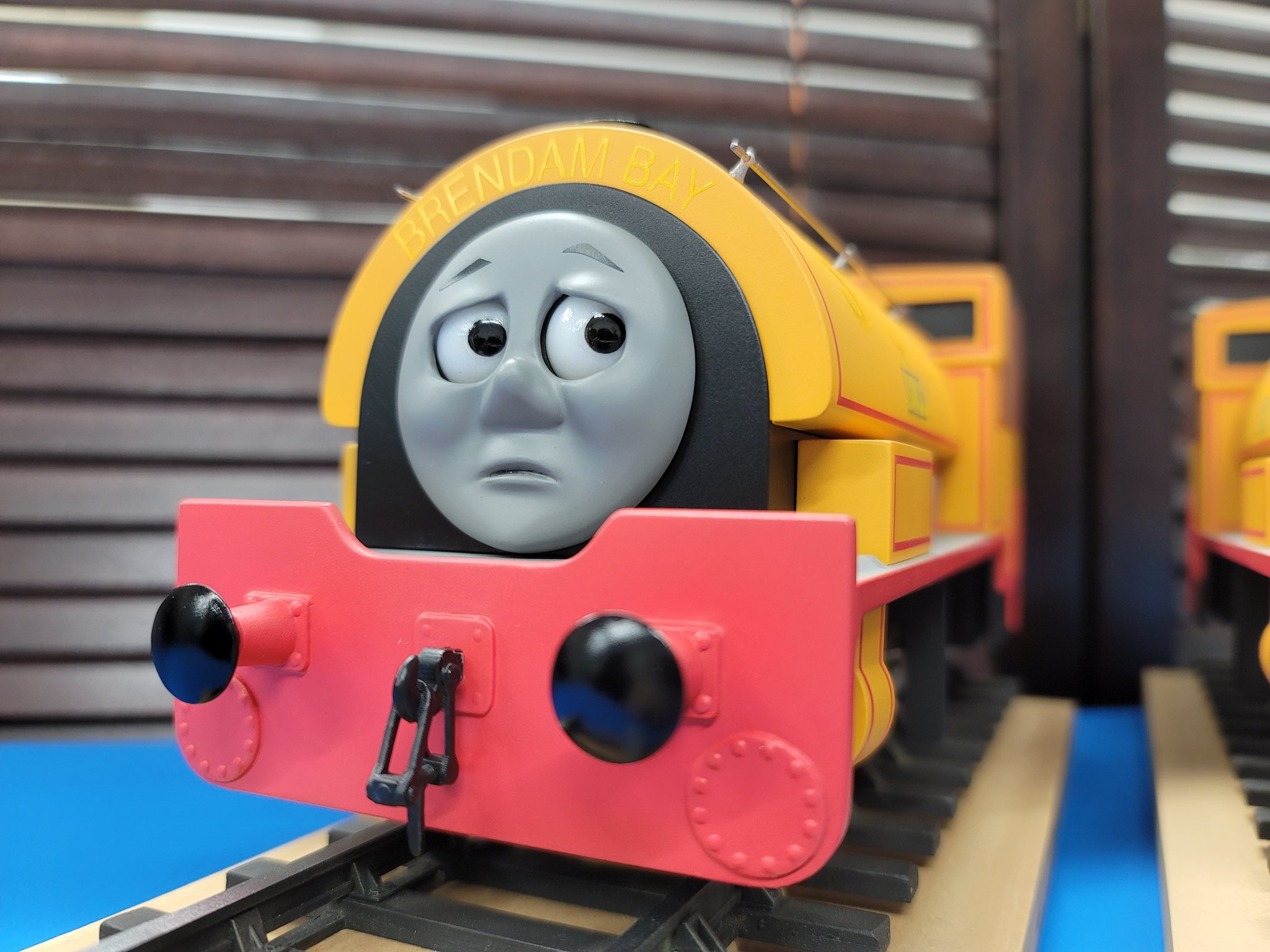 Coolprops 現在開発中のビルとベンに新たに付属する2種類の顔を紹介します 既に紹介しております笑顔2種類に加えて 新たに困った顔と怒った顔の計4種類が付属 様々な表情が楽しめますよ 予約開始まで今しばらくお待ち下さい Thomasandfriends Coolprops 現在開発中のビルとベンに新たに付属する2種類の顔を紹介します 既に紹介しております笑顔2種類に加えて 新たに困った顔と怒った顔の計4種類が付属 様々な表情が楽しめますよ 予約開始まで今しばらくお待ち下さい Thomasandfriends