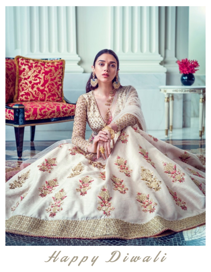 VXDXI's tweet photo. Here’s wishing you a happy and a colorful Diwali @aditiraohydari ✨❤️

Light us up with much more of your artistry! 

Like a fairy 🧚‍♀️ with a magic wand ✨

Happy Diwali #AditiRaoHydari 

#AditiSquad https://t.co/j8oQ14Ad0y