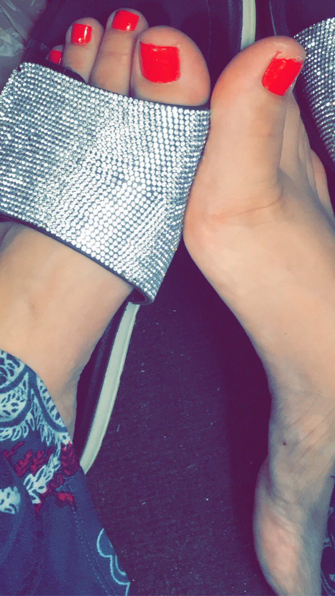 Atlfootgoddess's tweet photo. Hit me up for custom pics of my feet https://t.co/yAiwAxq32v