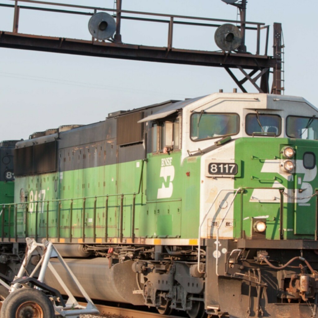 BNSF Locomotive in the Burlington Northern paint scheme westbound through Ancona Illinois #aubreysadventures #aubreyandtomstravels #tomdphotos.com #todaysphoto #bnsfrailway