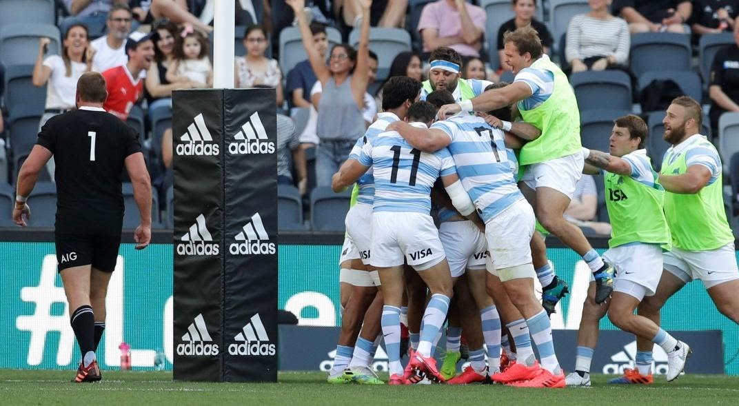 ¡Histórico triunfo de Los Pumas! ¡El seccionado argentino le ganó a Nueva Zelanda por primera vez en la historia! Fue por 25-15 en el debut del #TriNations en Sydney. Nico Sánchez hizo todos los puntos. 🏉🇦🇷