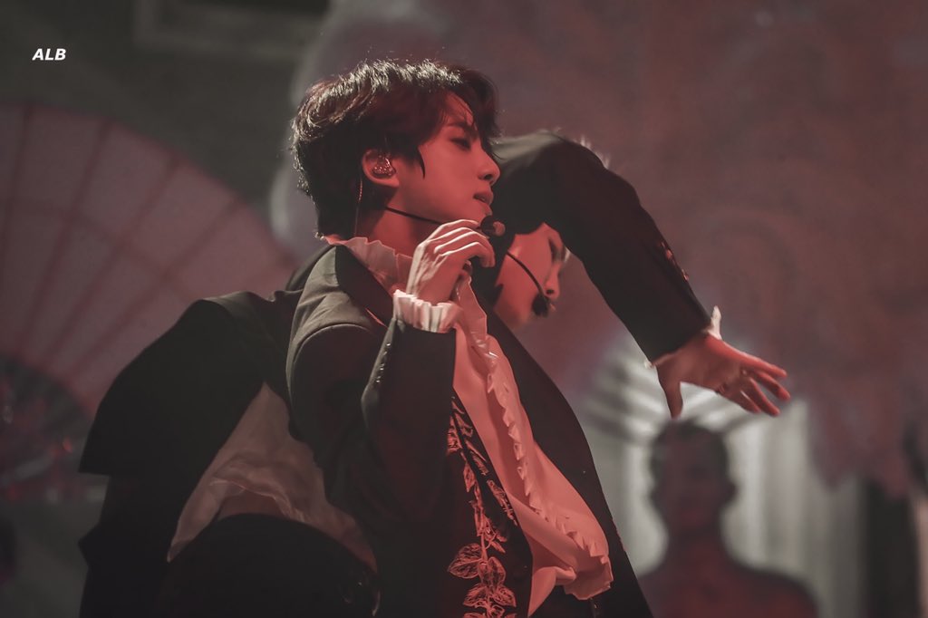 mikrocosjin's tweet photo. Seokjin's insane stage presence ; a mf thread https://t.co/mwKnCSgXW2