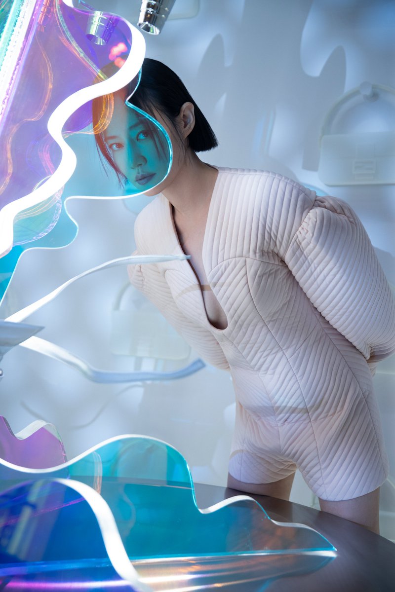 Fendi's tweet photo. Art meets fashion in the #Fendi Artist Baguette Exhibition, presented as part of the Shanghai Contemporary Art Fair #art021.
Tan Zhuo, Fendi China Brand Ambassador, is invited to interpret the Baguette and she did it with an installation – The Unlimited Baguette. https://t.co/hdWyFyO947