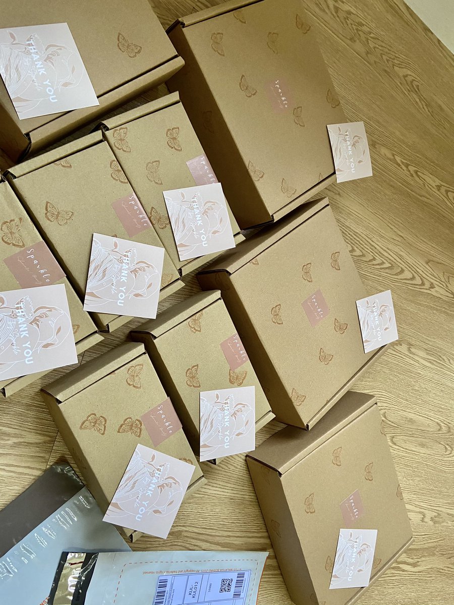 SparkleStore_co's tweet photo. Penangan Sales 11.11 haritu 🥺 okay actually I don’t have budget on custom my own box and I rasa insecure sangat cause I don’t have that privilege untuk promote box cantik cantik so now i just made it with stamp 😂 i hope my customer will like it cause yeah just a simple box https://t.co/5ujtJSXFwg