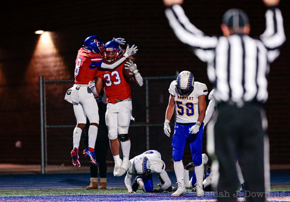 IsaiahDowning's tweet photo. PHOTOS: @FFCHSAthletics defeats @WeAreRampartAD 33-17 https://t.co/tX3JkQmJBm https://t.co/enbXW1Okk5