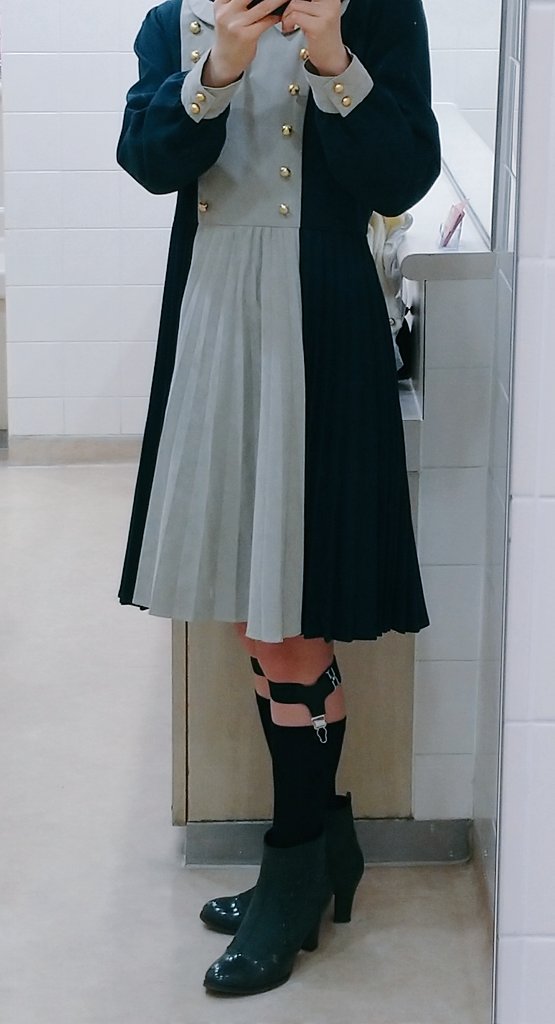 ট ইট র 嵐 8月にベリーショートにしたから切るところ無かったんだけど前髪縮毛矯正をかけるのに整えてきた 繁忙期で4月位までいつ美容院行けるか判らないしなー Fi N T Fintofficial のプリーツワンピースとボタンブーツ T Co Szbx4cp3xh