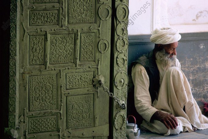 People of Ghazni: Old man outside of the Mausoleum of Sultan Mahmud Ghaznawi.