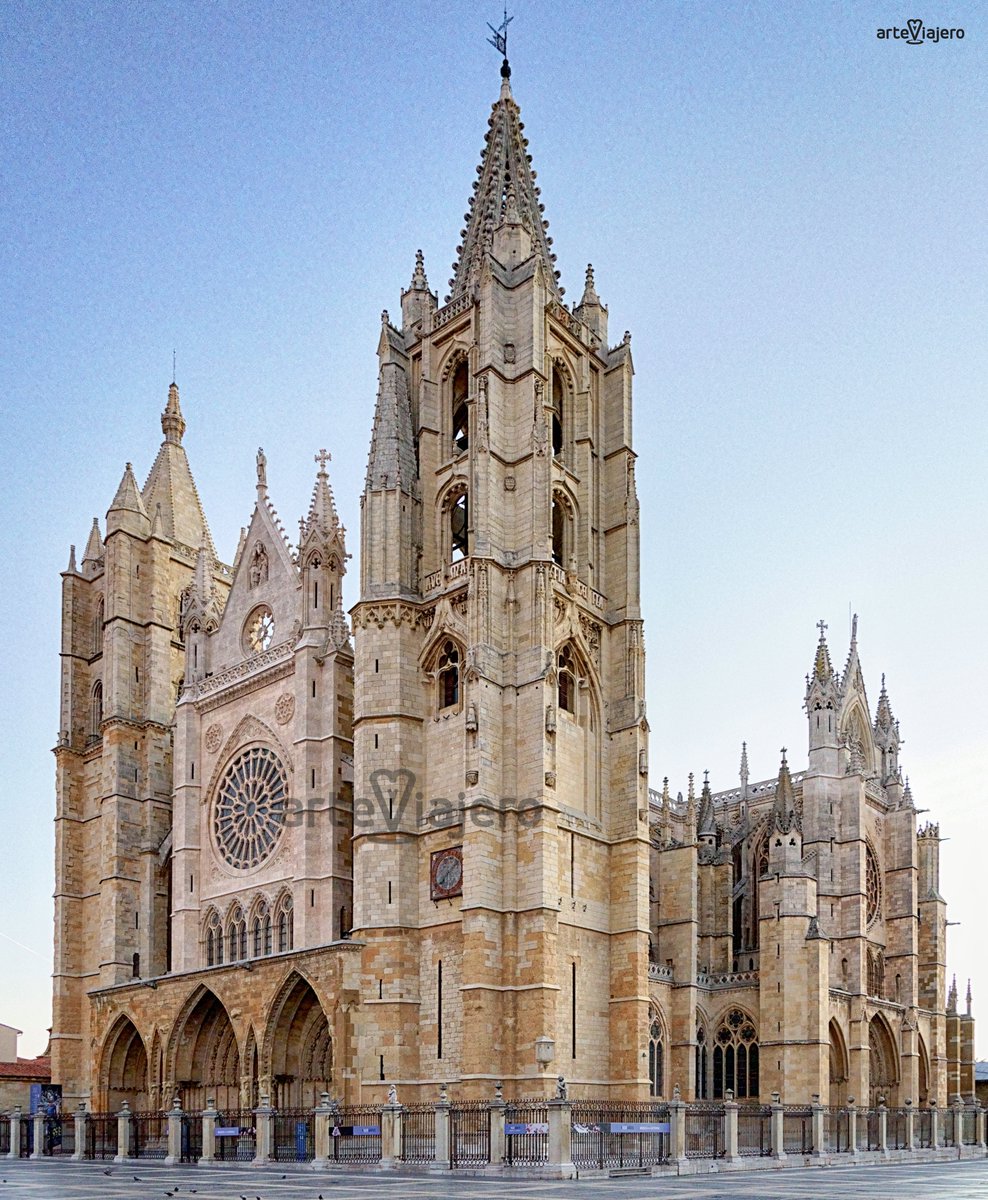 ¿Cuál de estas dos catedrales te gusta más?

🔃 Retweet: Catedral de Burgos (Izquierda).
❤️ Like: Catedral de León (Derecha).

Estas dos catedrales son quizá los mejores ejemplos de #arte #gótico en #España. Si tienes otra en mente puedes comentar. Gracias y #FelizFinDeSemana