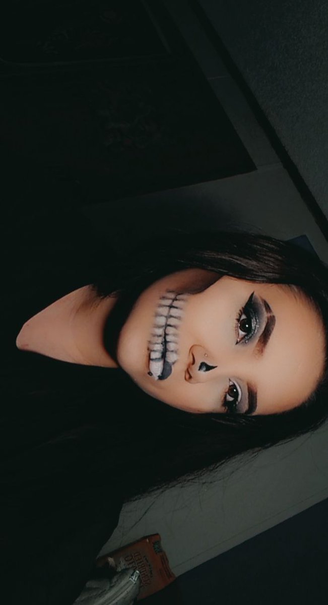 ItzQueenTerror's tweet photo. I started this look when there was 1 hour left on the stream, so it looks a little rushed. #WeWereHere #UnusAnnusisoverparty #UnusAnnusFanart #MementoMori #UnusAnnus #RIPUnusAnnus https://t.co/H1wcujpuca