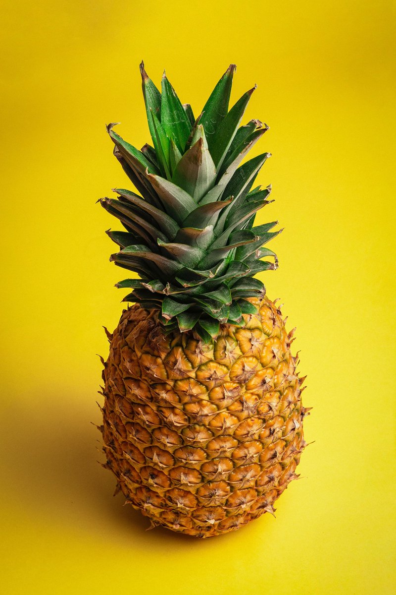 Research suggests the enzyme bromelain found in pineapples has a powerful mucous-busting effect, so if you're coming down with a cold, get juicing! (warning: piña coladas don't count)
#bromelain #antiinflammatory #pineapplejuice #pineapplesmoothie #lookafteryourself